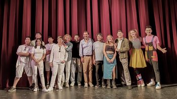 Medina Zar junto a los artistas 