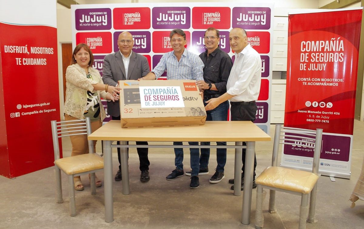 La Compañía de Seguros de Jujuy donó mobiliario a Radio Provincia