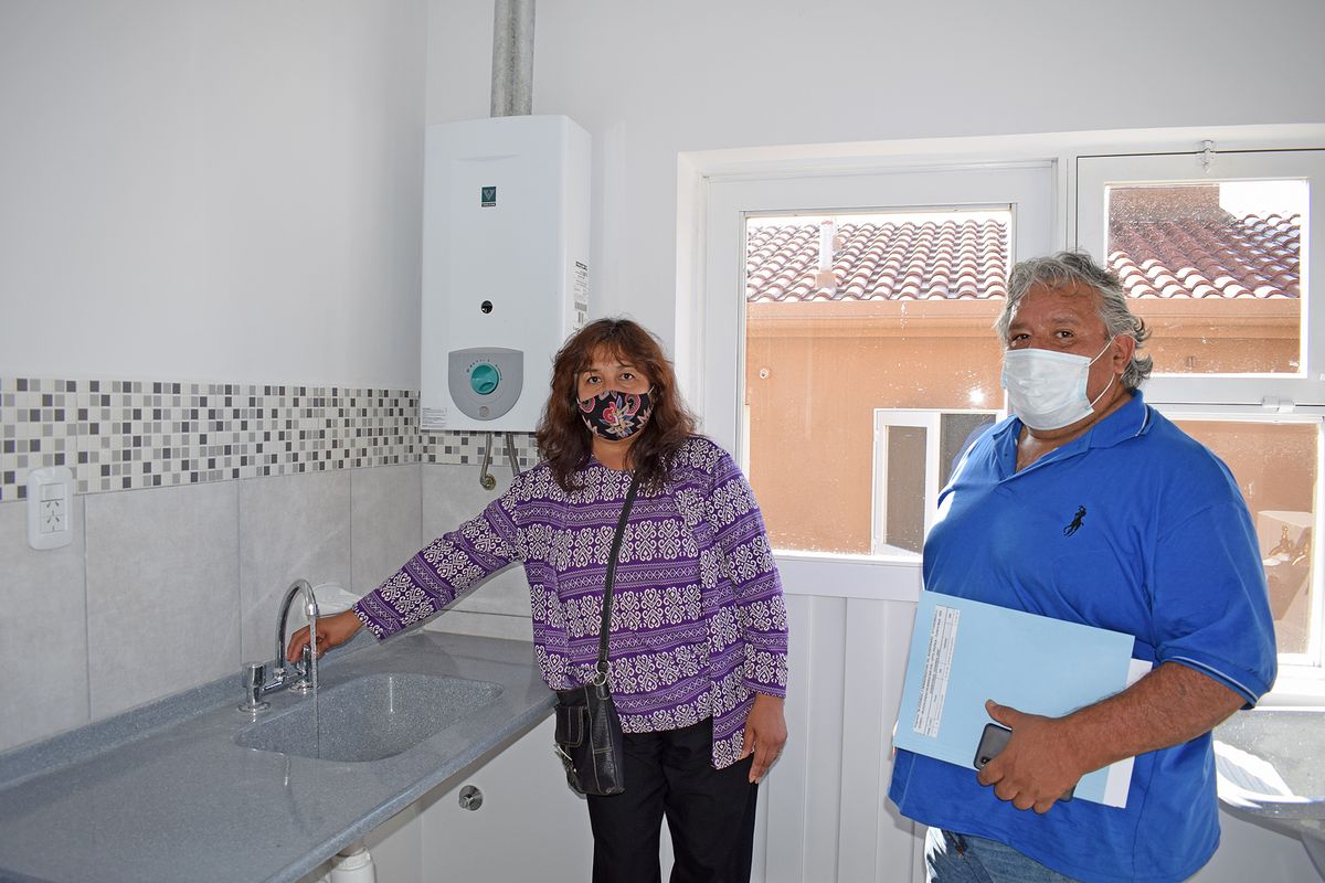 *En la visita de obra, las familias conocen su futura vivienda.