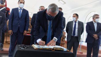 Gerardo Morales firma el libro de visitas en el Templete de Yapeyú.