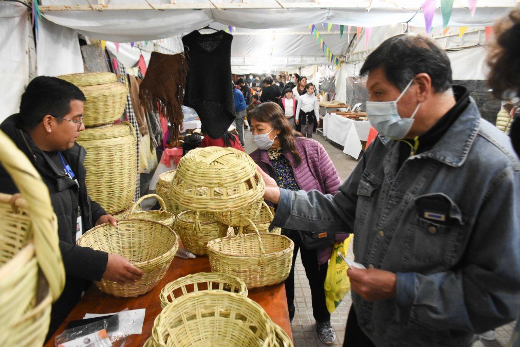 Continúa con éxito la 1° Feria Provincial del Mercado Artesanal