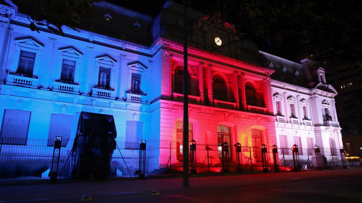 La Casa de Gobierno lució los colores de la Bandera Chilena