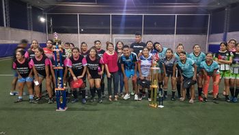 entrega de premios del torneo de futbol femenino la gambeta f7 en perico