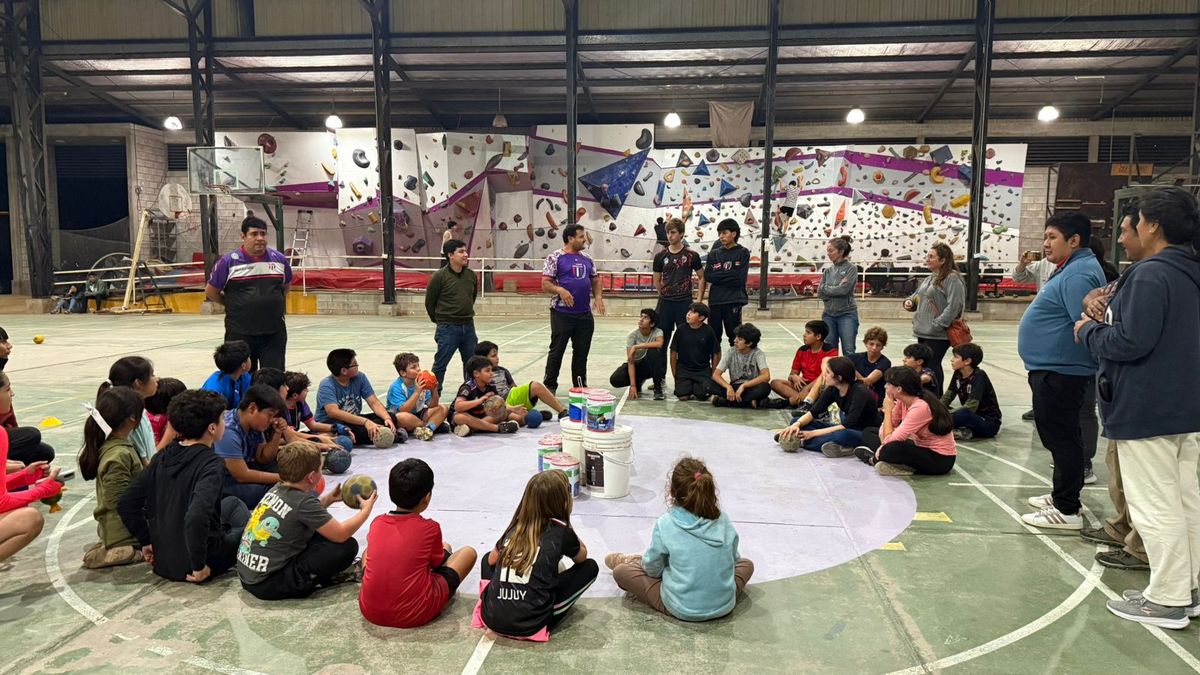 Pintando el Polideportivo 23 de Agosto de la UNJu