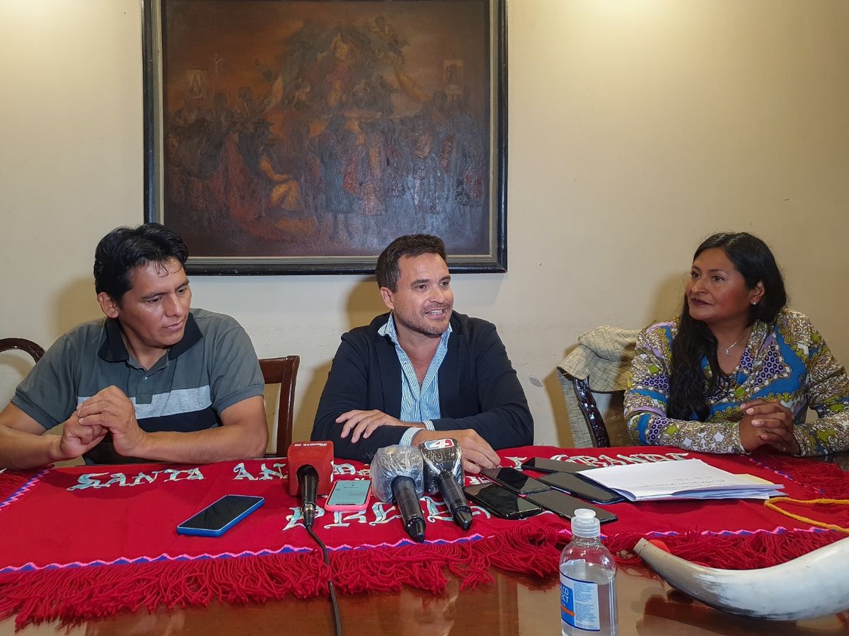 El Ministro Posadas con Flores de Santa Ana y Puca de Tilcara durante la conferencia de prensa. 