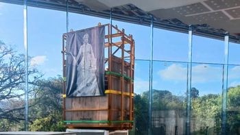 el lola mora recibio a la justicia, la primera de las esculturas trasladadas