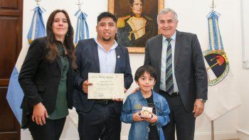 gerardo morales recibio al nino nahuel aleman camacho, premiado en francia por un cuadro del cerro de los siete colores