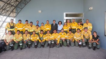 sadir saludo al segundo grupo de brigadistas que combatiran el fuego en el parque nacional lanin