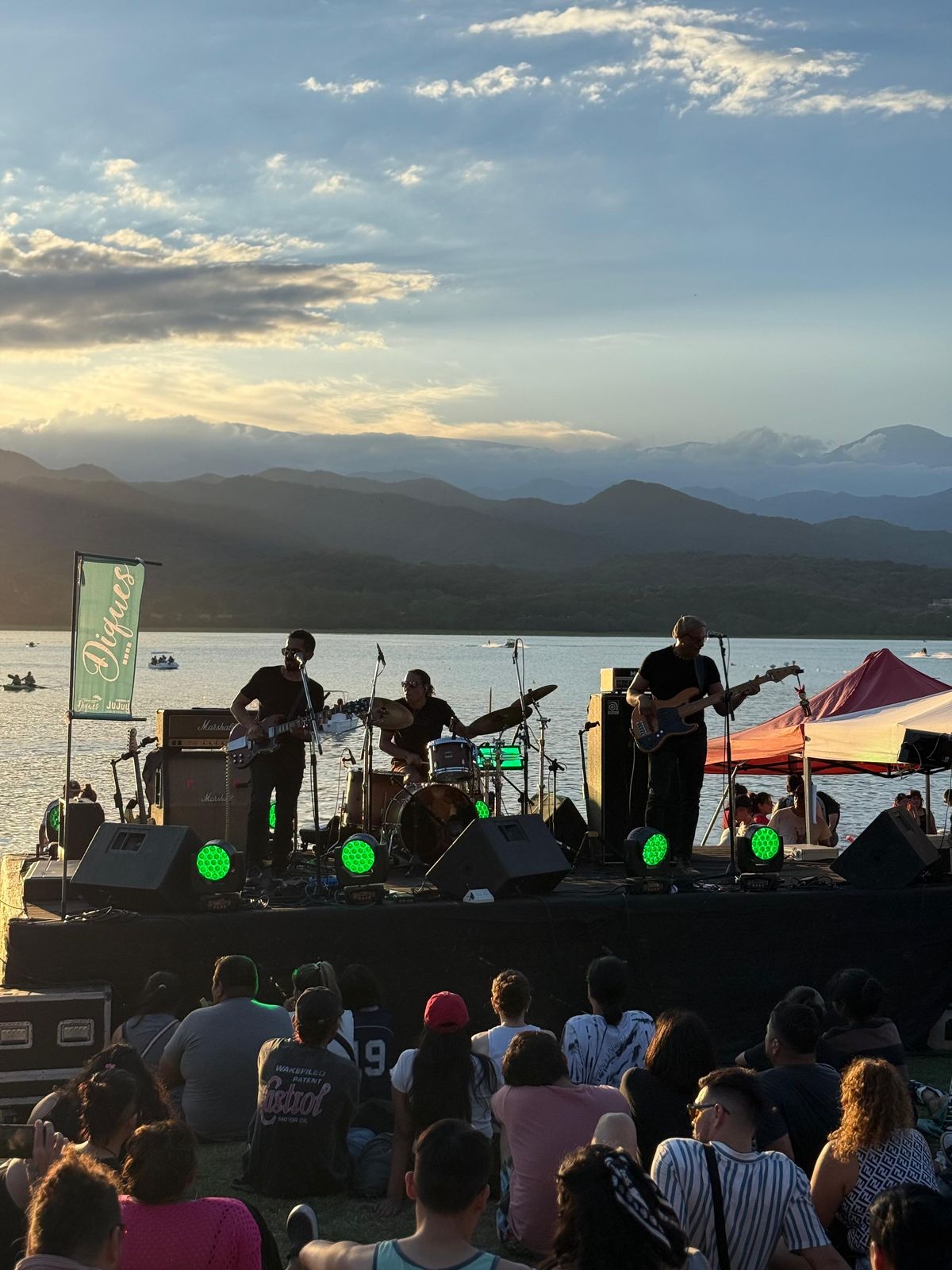 El evento “Rock en el Dique“ reunió a una gran cantidad de público en un domingo a pura música