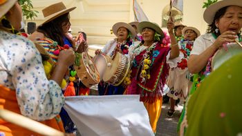 Copla y tradición en Jujuy: las comadres cantaron y bailaron en la Casa de Gobierno