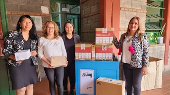 culmino la primera entrega de aulas digitales moviles a instituciones educativas
