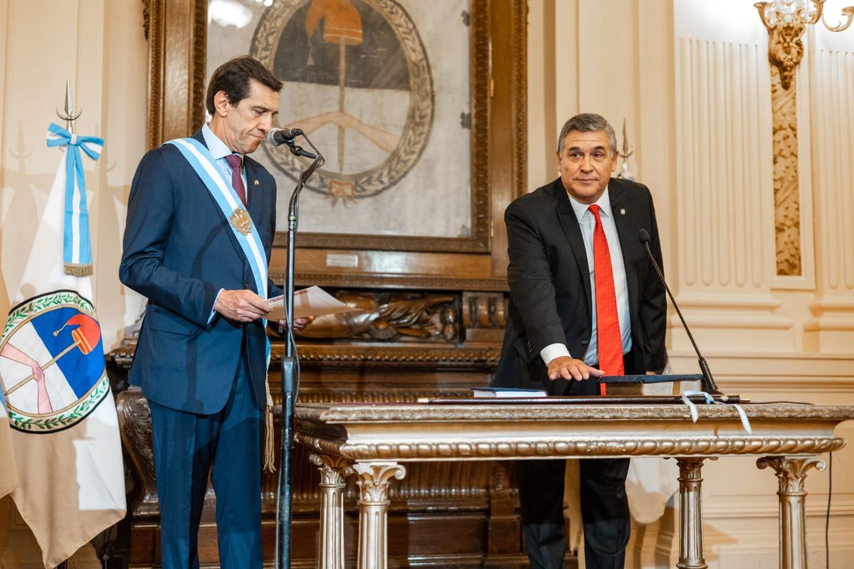 Sadir recibió de Morales los atributos de mando y posesionó a su gabinete