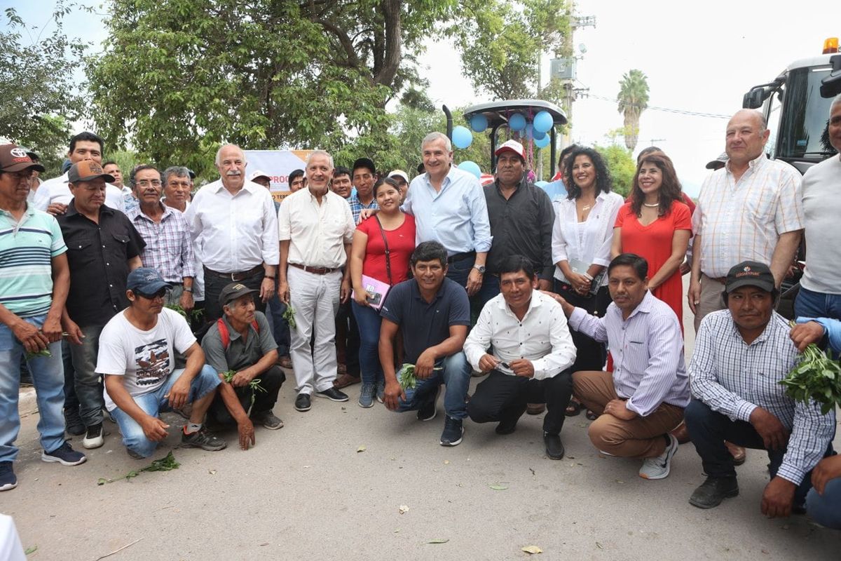El Gobernador Morales entregó un tractor a cooperativa agrícola de Aguas Calientes