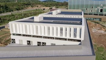 Montaje de renders sobre fotografía del predio de obras (dirección Sur-Norte). Central: edificio de Ciudad de las Ares; al fondo: Teatro de Jujuy en Ciudad de las Artes.