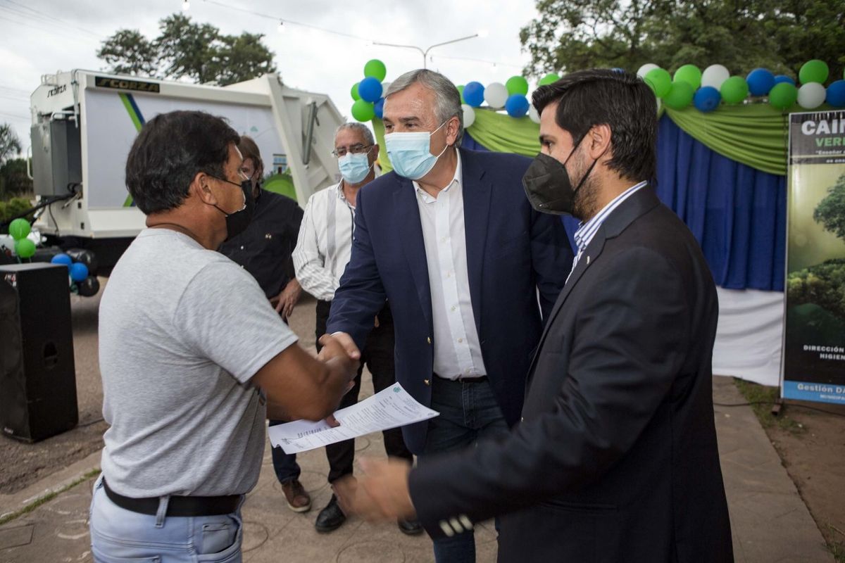 En Caimancito el gobernador Morales entregó un camión para la comuna
