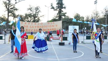 adultos mayores del taller de folclore del isj participaron de una actividad por el dia de la tradicion y la eleccion de paisana