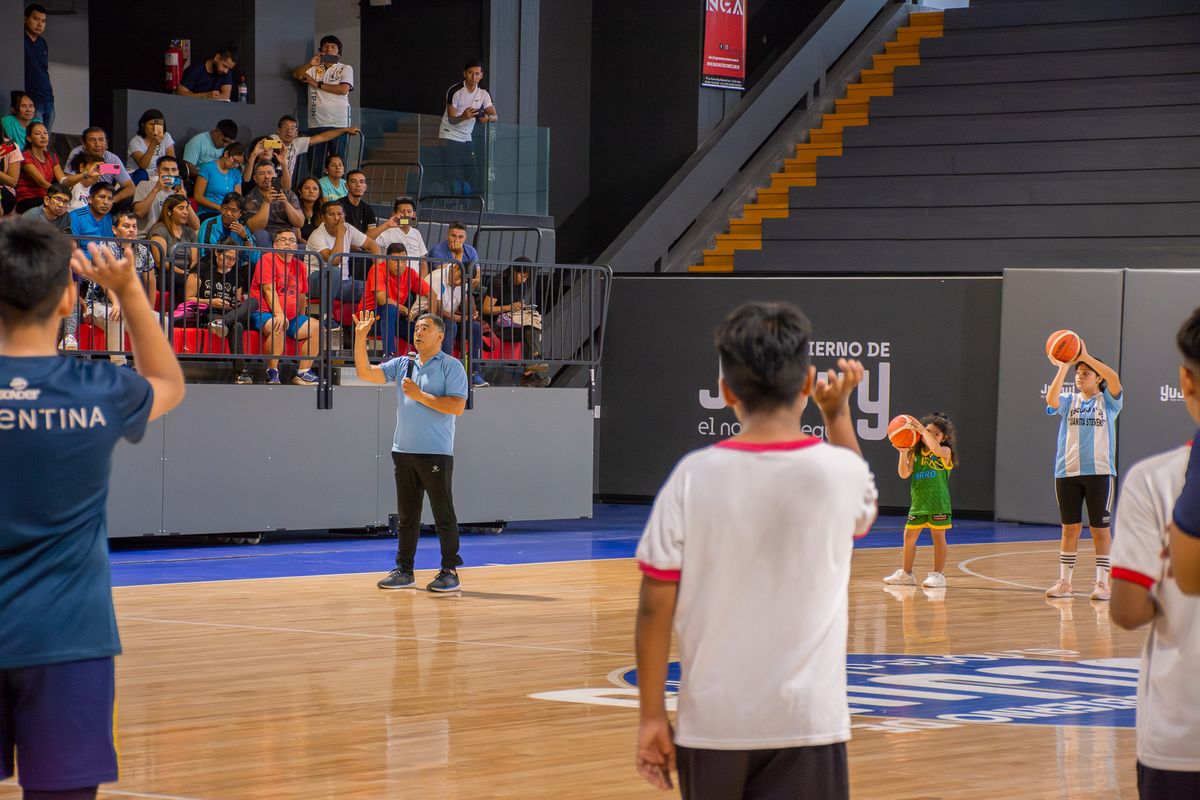 Más de 200 profesores de educación física se capacitan en básquet formativo
