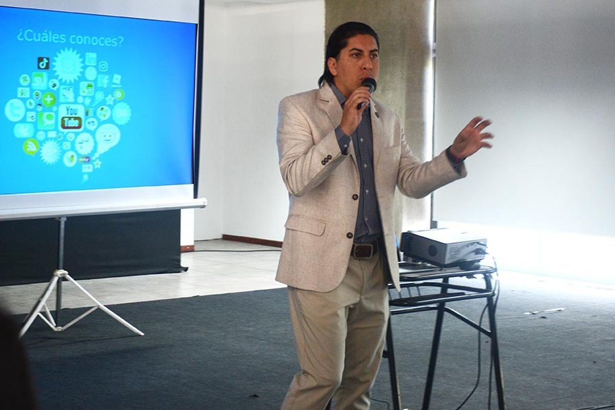 Capacitan a equipos técnicos y operadores de líneas de asistencia y emergencia