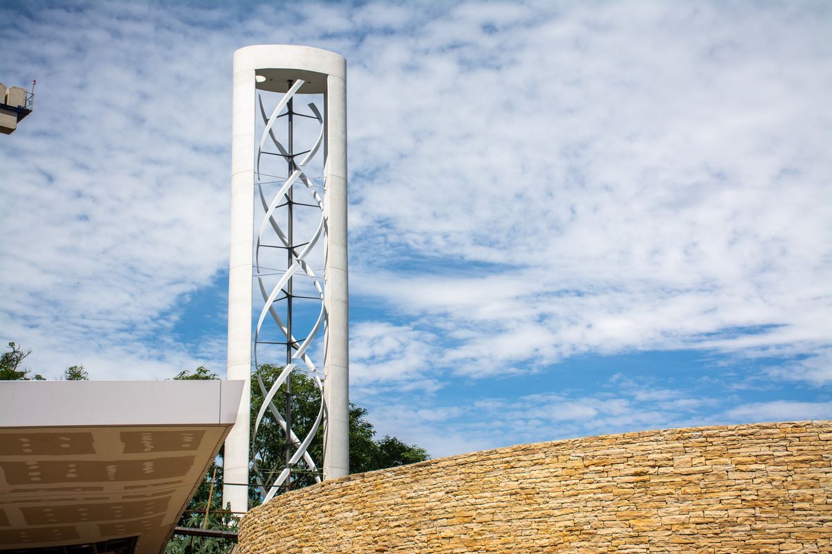 La icónica torre eólica helicoidal.