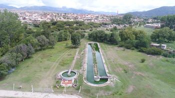 Las obras de saneamiento dotarán de 2.294 conexiones cloacales nuevas a Huamhuaca, además de reparar otras 1.904 ya existentes. También, se construirá una nueva planta de tratamiento en el predio de la actual planta.