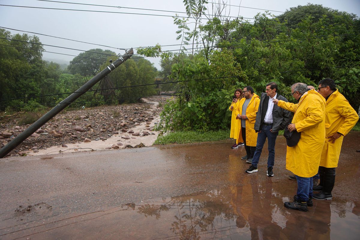 Gestión. El gobernador Sadir recorrió la zona de Huaico afectada por la ...