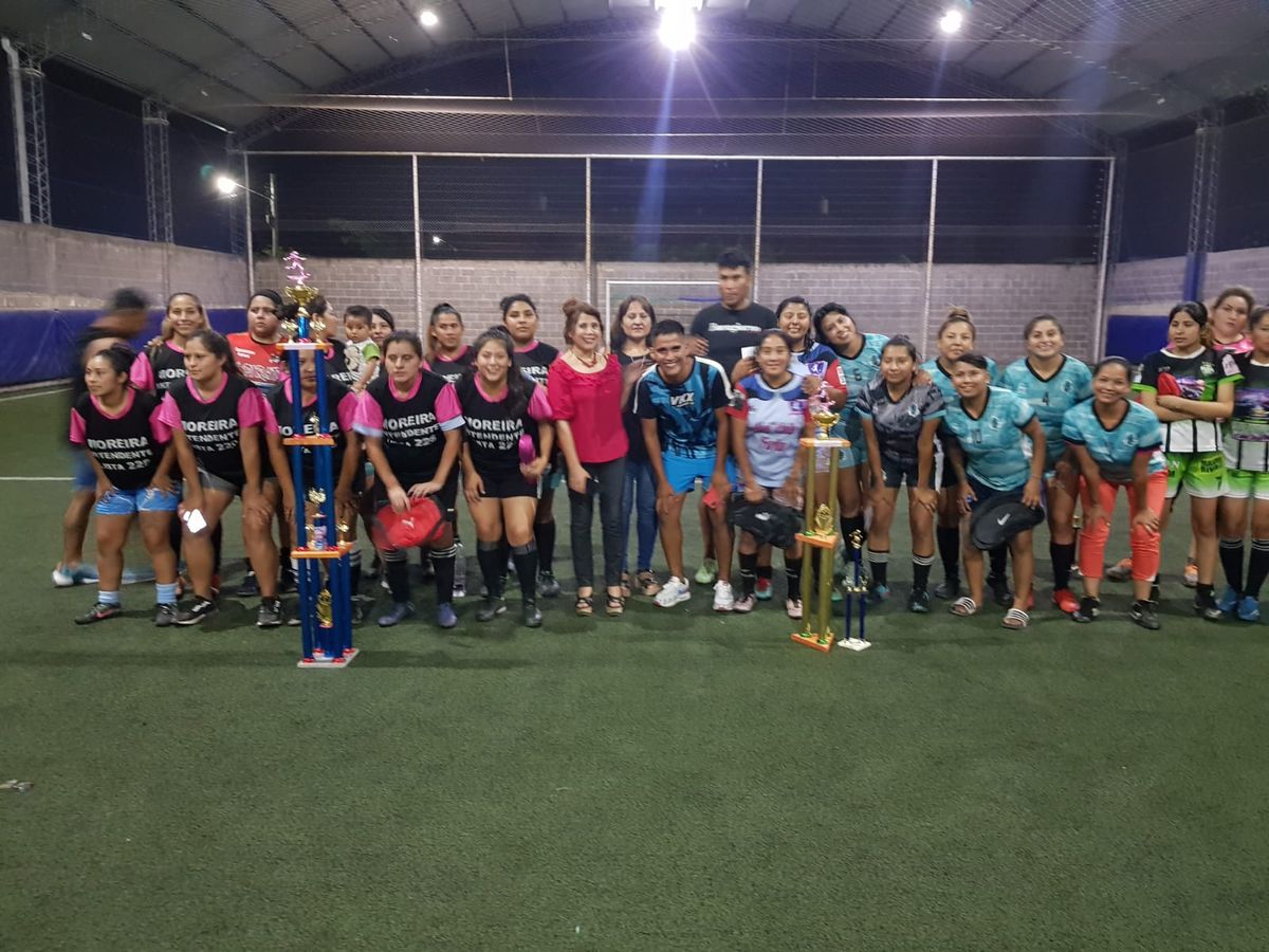 Entrega de Premios del Torneo de Fútbol Femenino La Gambeta F7 en Perico