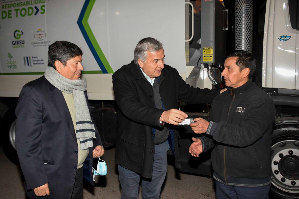 Morales entregó en Monterrico un nuevo camión compactador y contenedores
