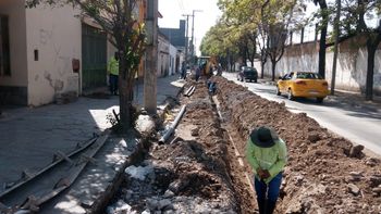 Personal de Agua Potable trabaja sobre la calle José de la Iglesia en el recambio de redes y conexiones domiciliarias.