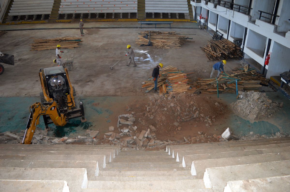 Las obras para un nuevo planteo de servicios del Estadio Federación ya avanzaron en la extracción del piso de madera y en un 40% de las demoliciones necesarias para dar lugar a la rotación de la cancha. Seguirá el replanteo de accesos y tribunas.