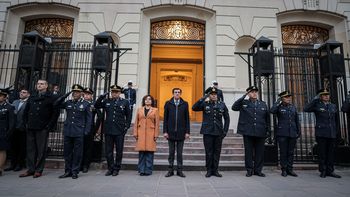 sadir participo del izamiento de la bandera nacional en la semana de la policia