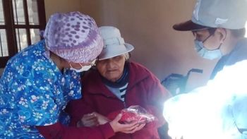 docentes y estudiantes abrigan corazones