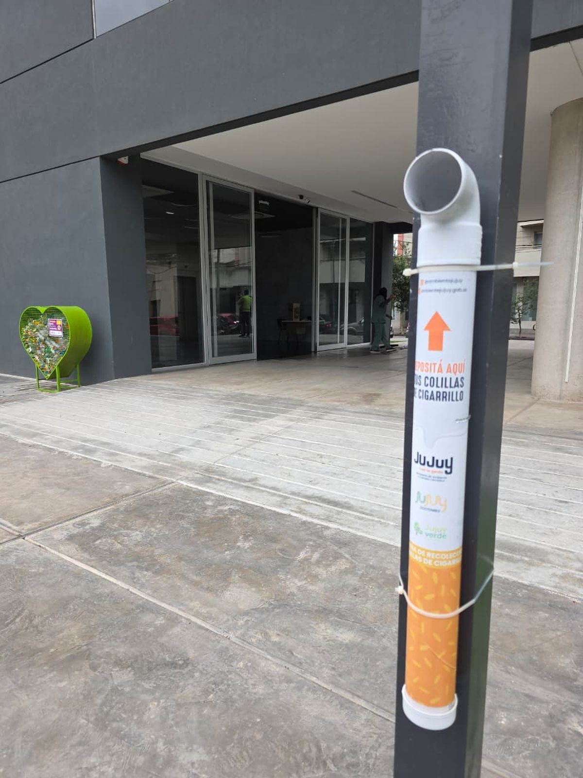 Ambiente entregó Puntos de Acopio para collillas de cigarrillos