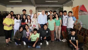 gerardo morales compartio y entrego asistencia a los estudiantes del secundario 35 para terminar el carruaje