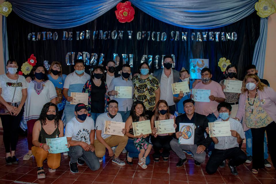 entrega de los certificados en el centro de formacion y oficios de la asociacion san cayetano de palpala