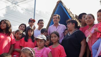 con la alegria de los ninos, sadir adoro en el pesebre pan de dios