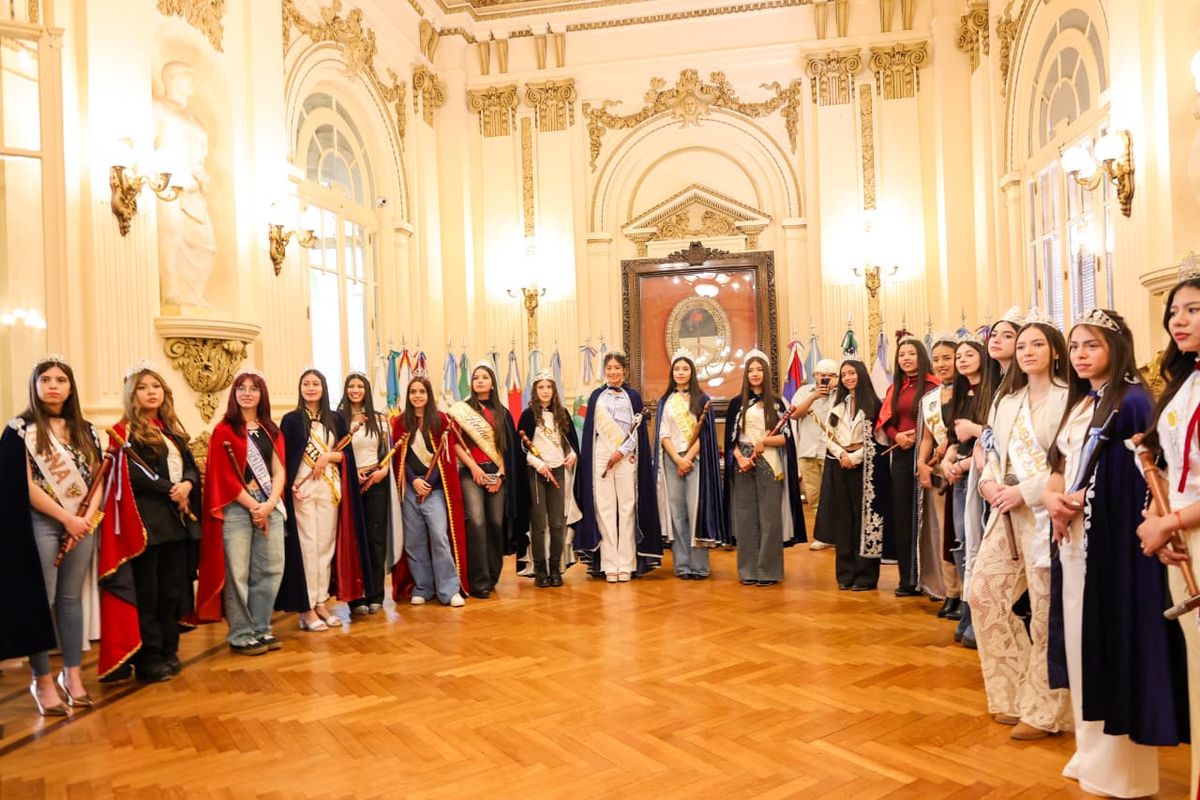 Representantes estudiantiles de El Carmen visitaron la Casa de Gobierno