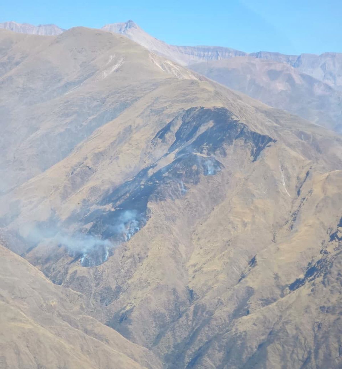 Ambiente trabaja en el incendio forestal de Cerro Azul