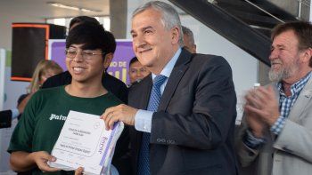 morales entrego certificados a 220 jovenes formados en desarrollo web