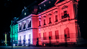 La casa de Gobierno se ilumina con los colores de Italia el 2 y 3 de junio, por celebrarse el Día de la República y el Día del Inmigrante.