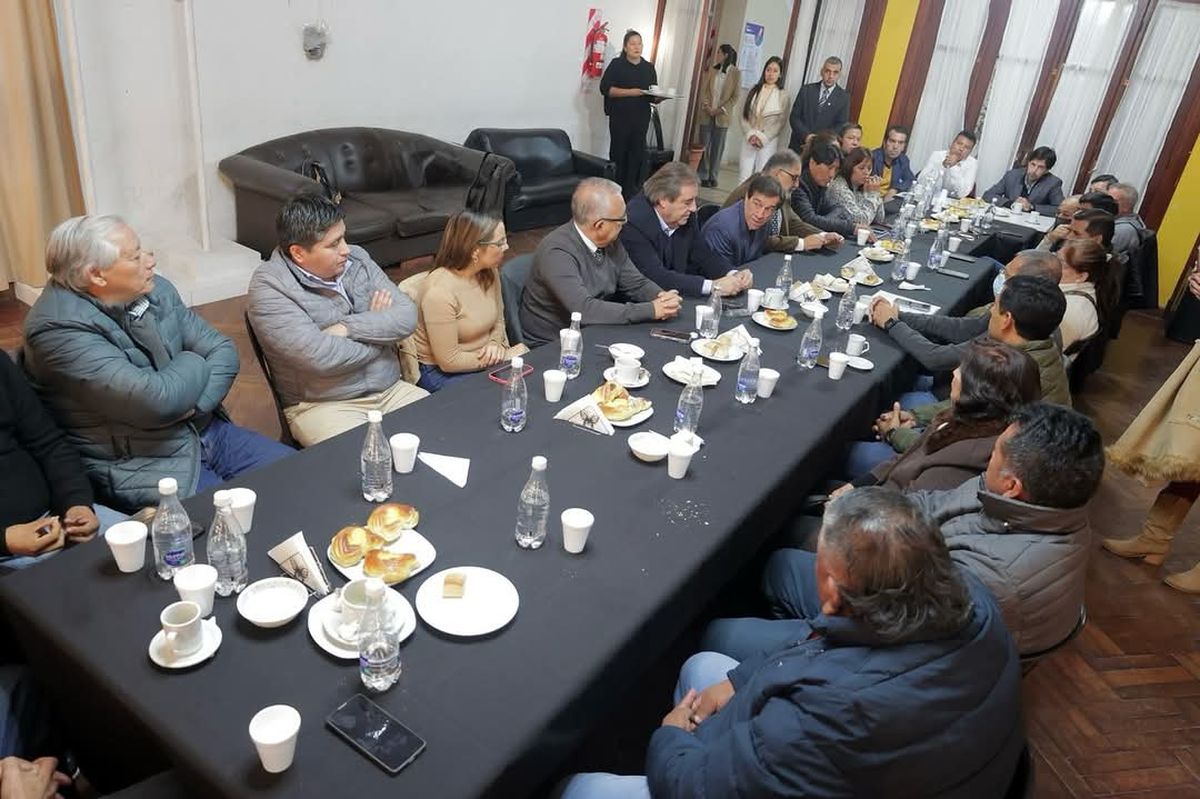 Sadir se reunió con intendentes y comisionados para abordar temas clave de las comunas Sadir se reunió con intendentes y comisionados para abordar temas clave de las comunas