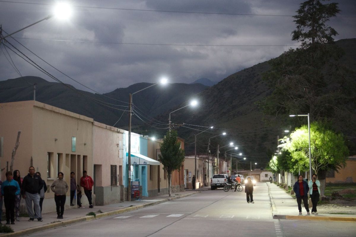 El Gobernador Morales inauguró la nueva iluminación en la avenida General Belgrano de Volcán