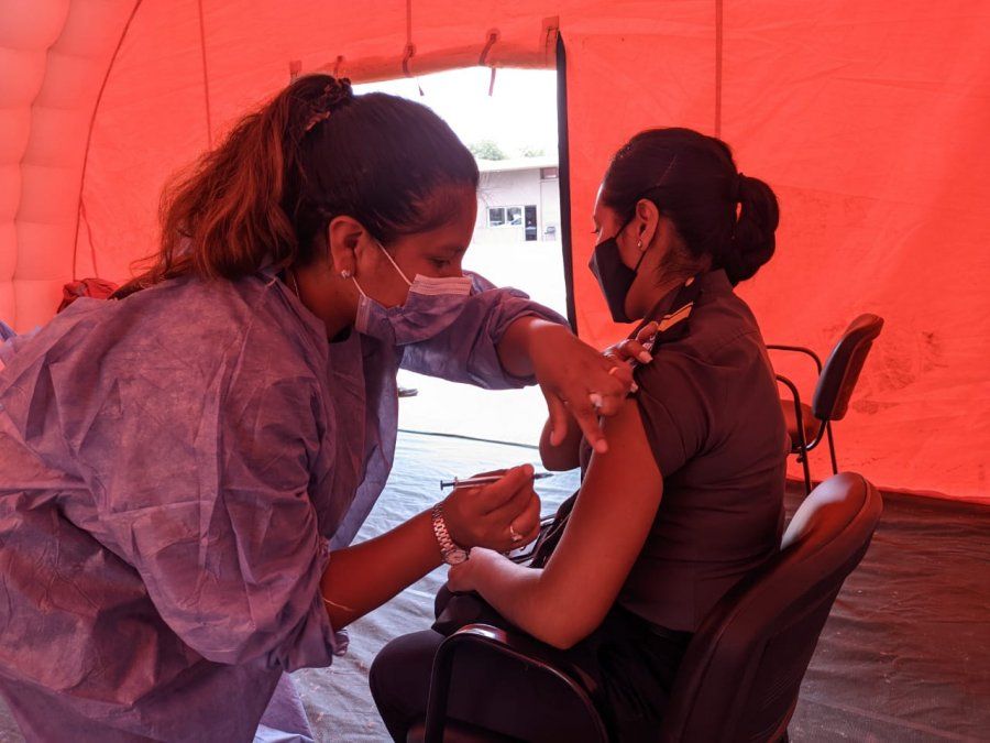 Se habilitó una carpa de vacunación en la Central de la Policía de Jujuy