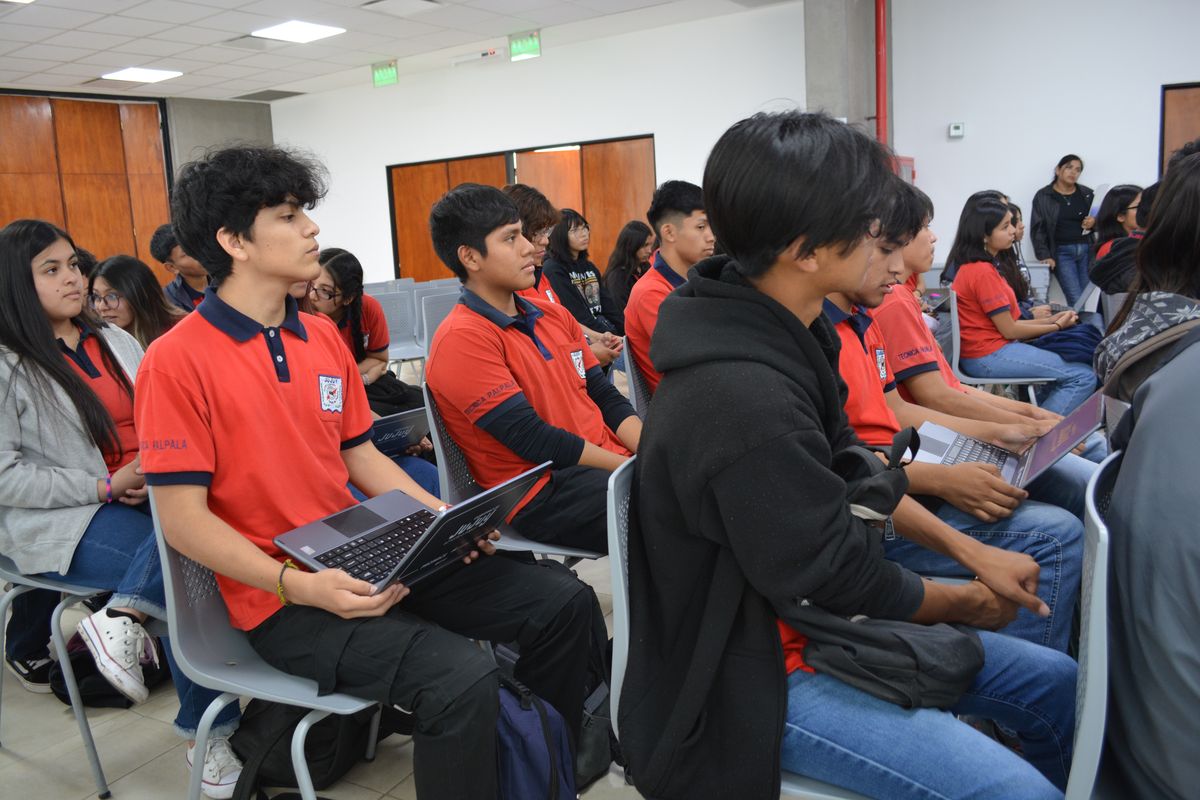 Capacitación a estudiantes de la Escuela Técnica N° 1 General Savio en el Uso de Aulas Digitales Móviles del PROMACE