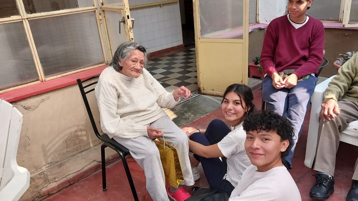 Encuentro Intergeneracional en la Residencia de Adultos Mayores “Guillermón