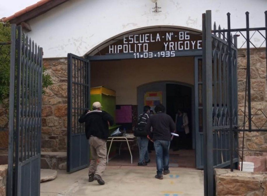 Infraestructura - Profesionales y obreros del MISPTyV relevan escuelas en todas las regiones de la provincia.