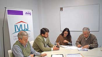 Acto apertura de sobres de una nueva licitación en el IVUJ.