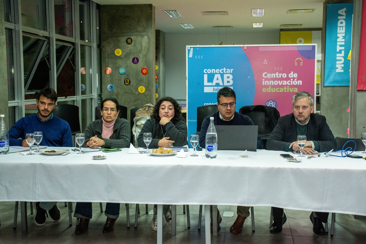Nueva mesa de diálogo junto a gremios de la educación