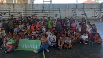  Los directores de Cultura y Deportes de La Esperanza, Isabel Rodríguez y Mario Albarracín, los actores y los niños y niñas que disfrutaron de la Obra teatral.