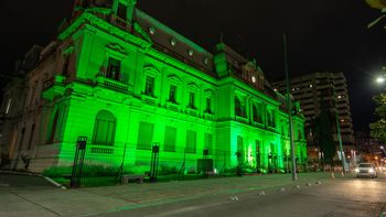 La Casa de Gobierno de Jujuy se ilumina de color verde