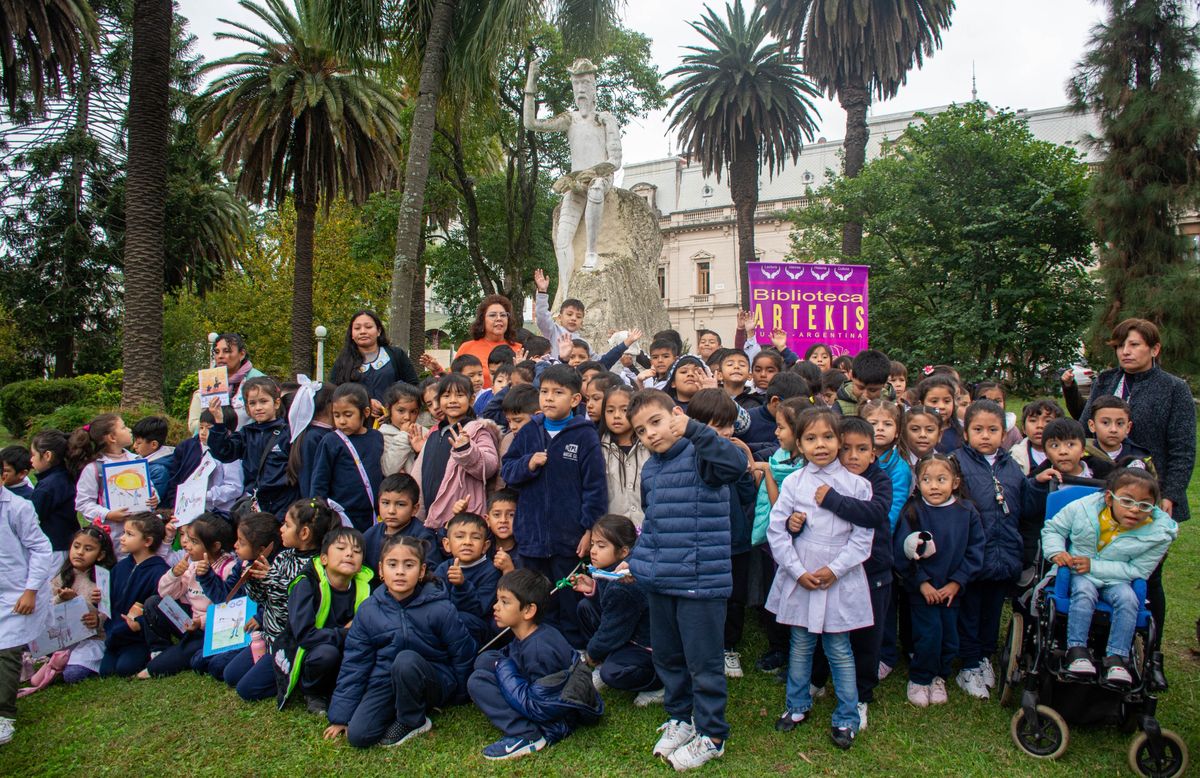 Alumnos del nivel primario rindieron homenaje a Miguel de Cervantes Alumnos del nivel primario rindieron homenaje a Miguel de Cervantes